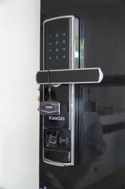 Khóa cửa tự động 02